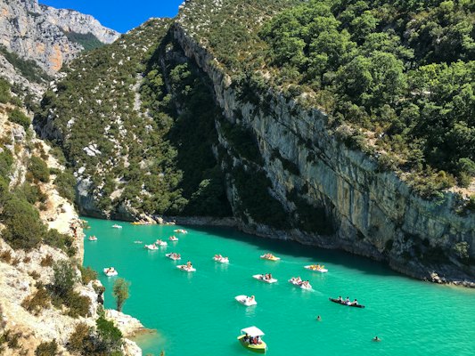 Swimmers in the turquoise water at the mouth of the gorge — Gorges du Verdon, France