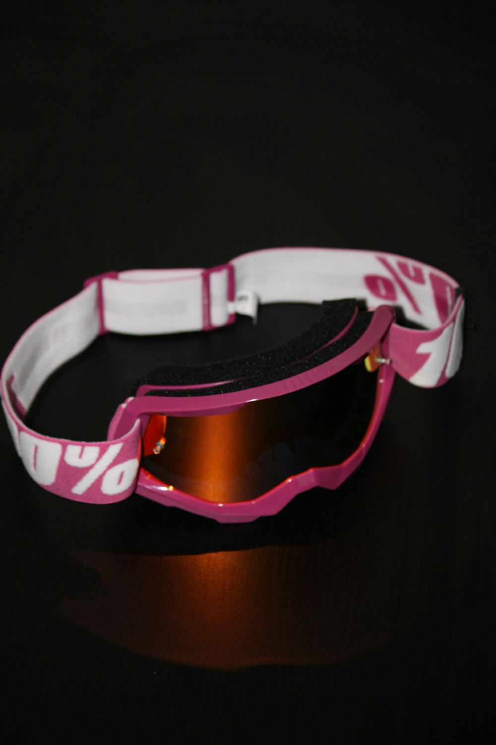 Bracelet violet et blanc sur textile noir