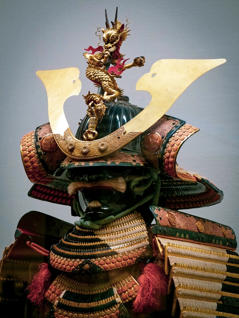 Figurine de dragon doré et rouge