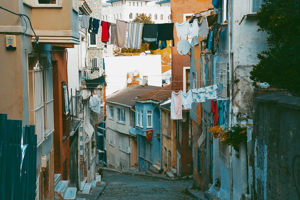 Casas blancas y marrones durante el día