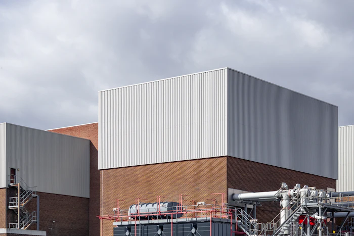Gedung beton berwarna cokelat di siang hari
