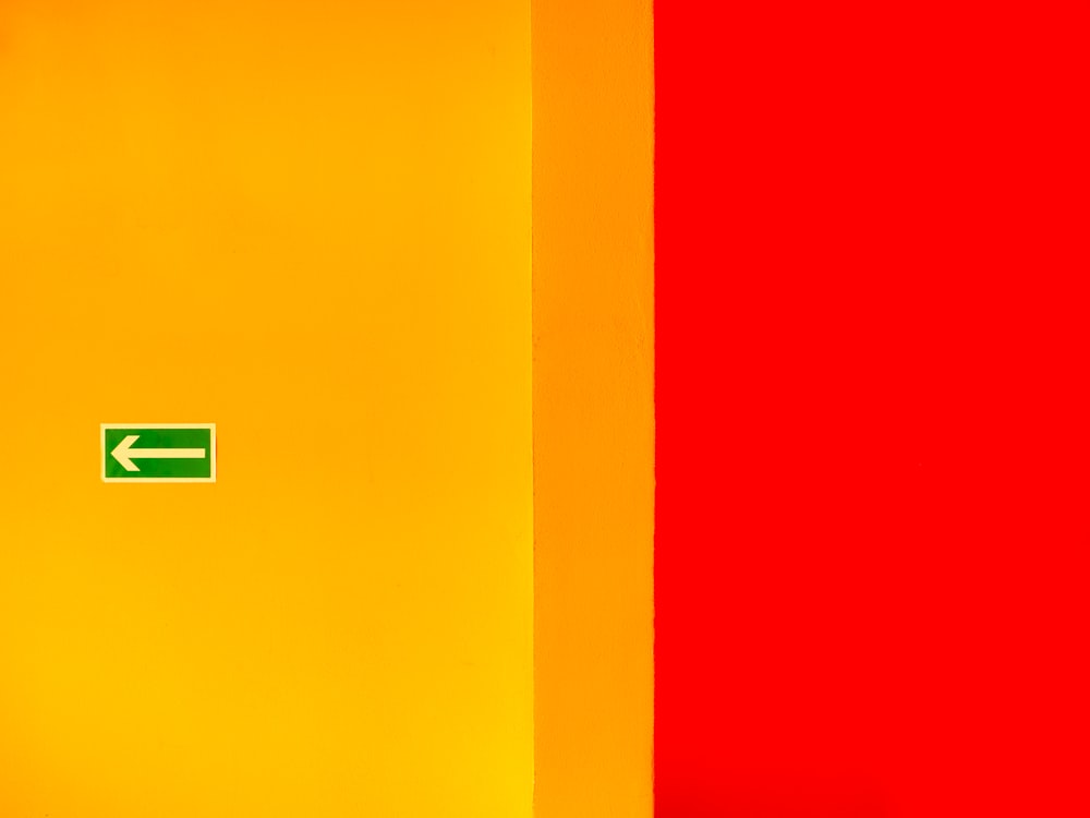 Bandera amarilla y roja con letrero de prohibido fumar