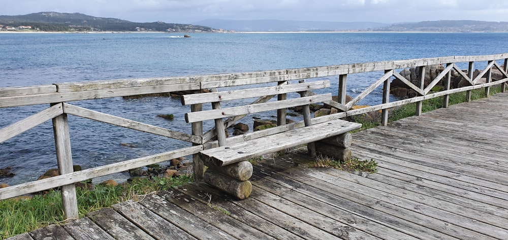 braunes hölzernes Seedock tagsüber