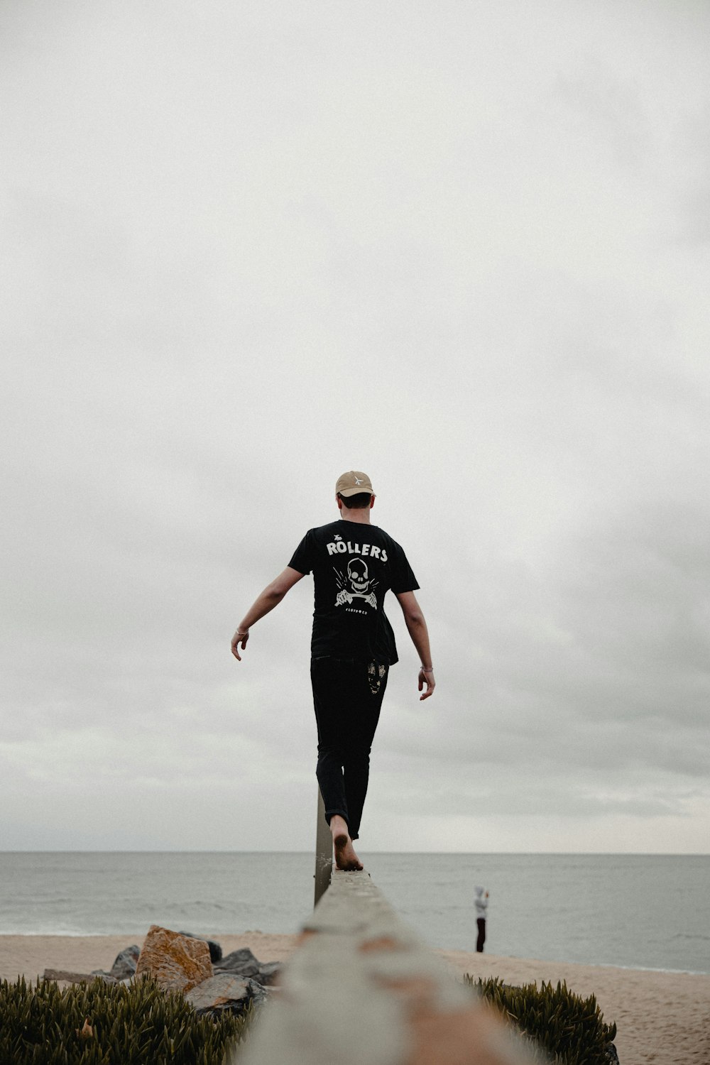 man in black crew neck t-shirt and black shorts standing on gray concrete floor