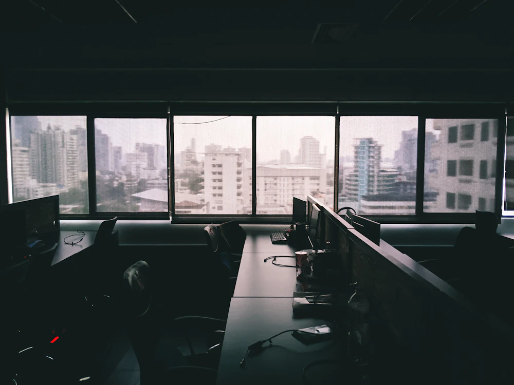 Bureaux modernes aux tons sombres