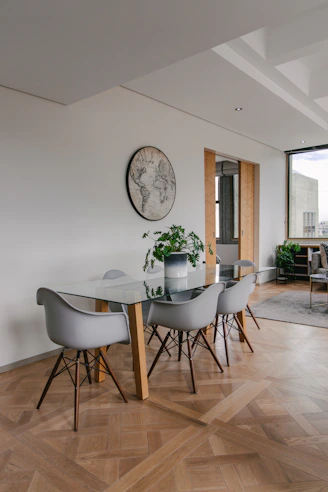 white round table with chairs