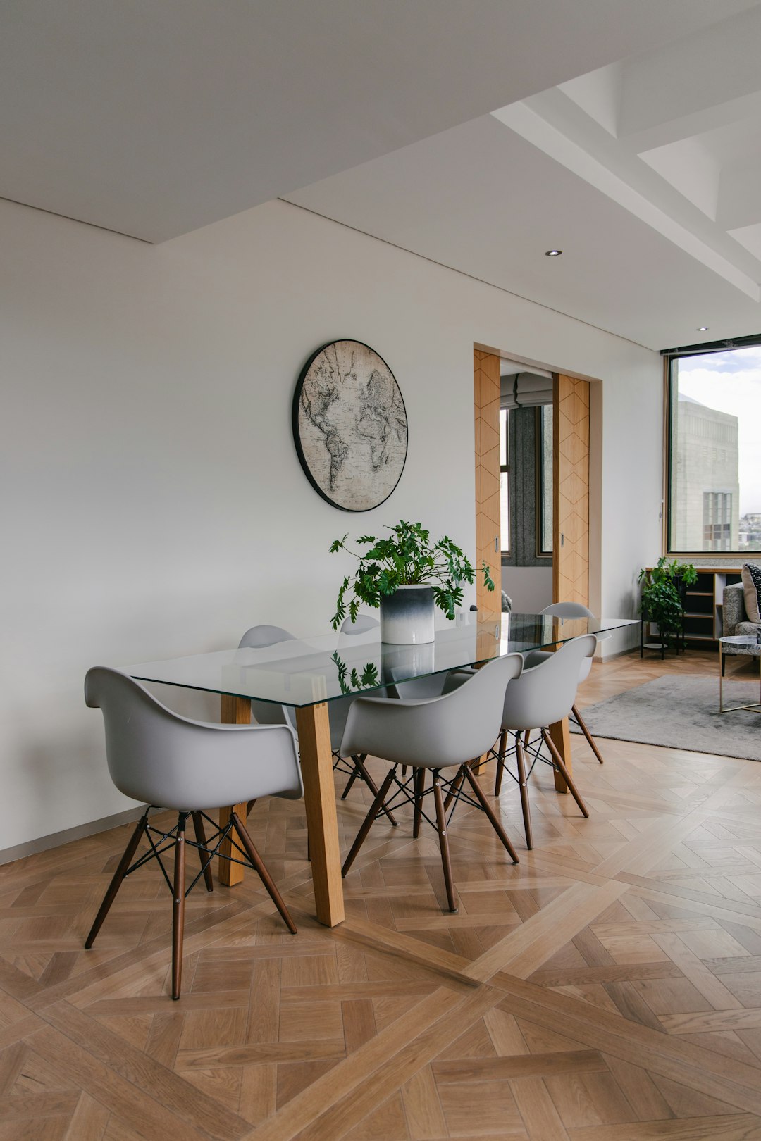 white round table with chairs