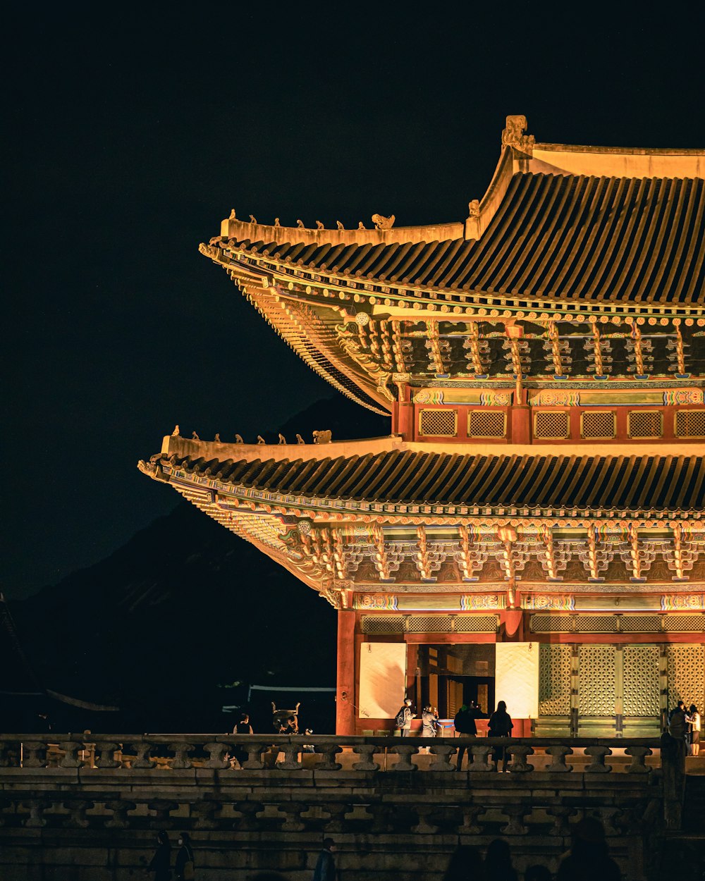 Templo blanco y marrón durante la noche