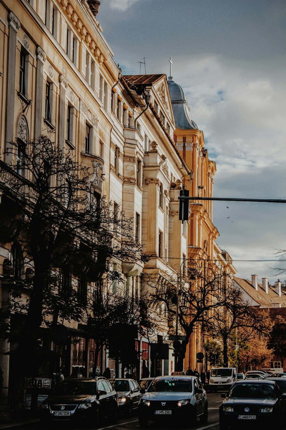 edificio in cemento marrone e bianco durante il giorno