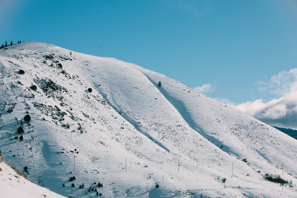 montanha coberta de neve sob o céu azul durante o dia