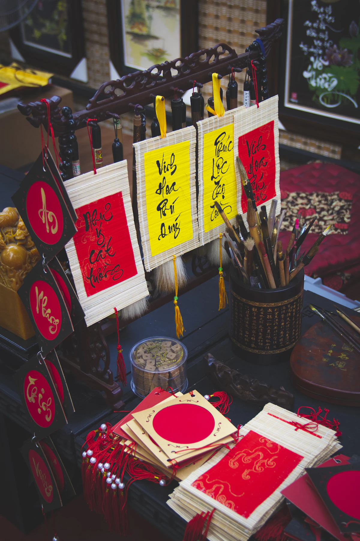 Come to pagodas and pray on the Tet holiday