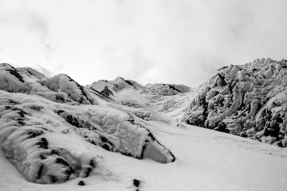 Montaña cubierta de nieve durante el día