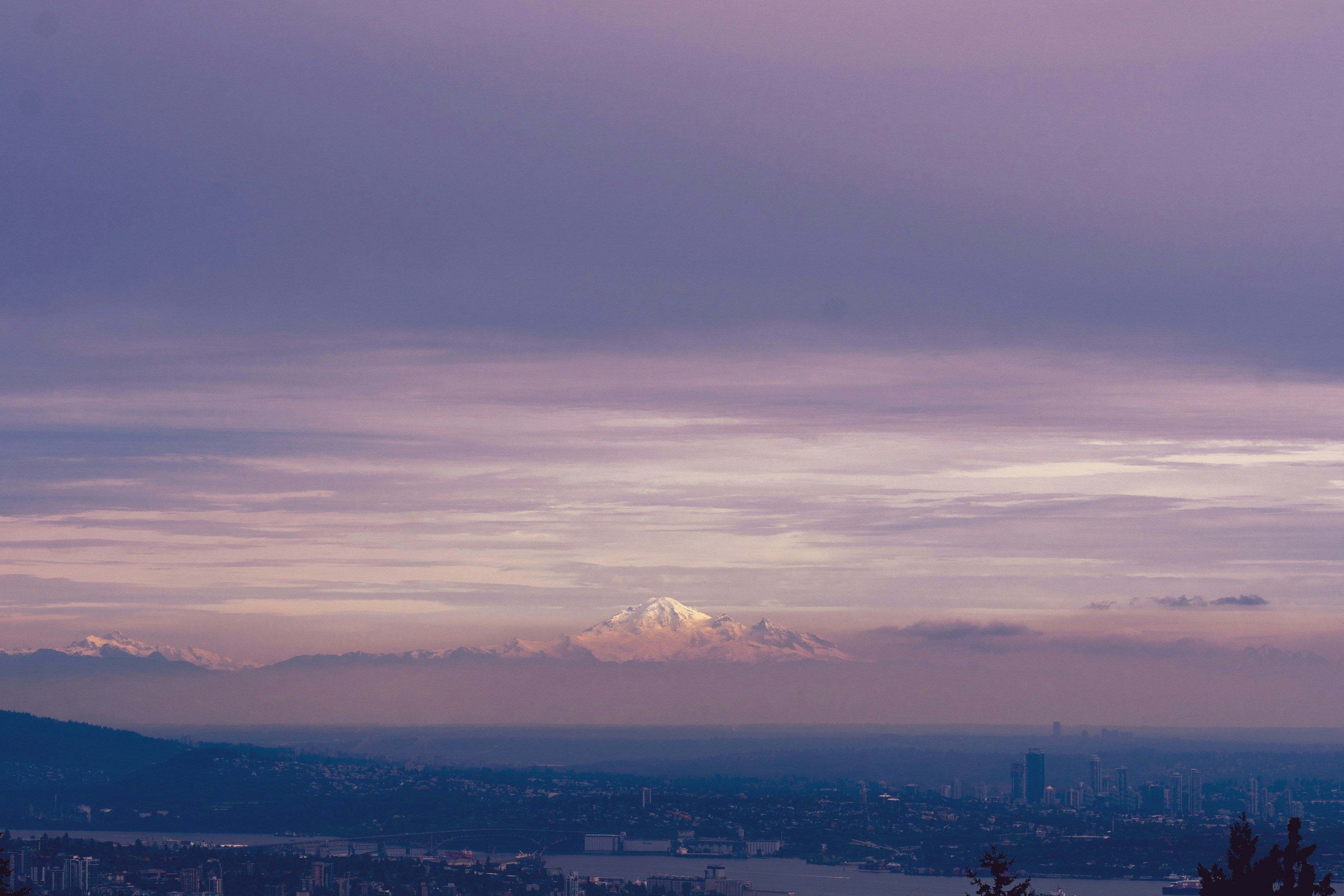 horizonte da cidade sob nuvens brancas durante o dia