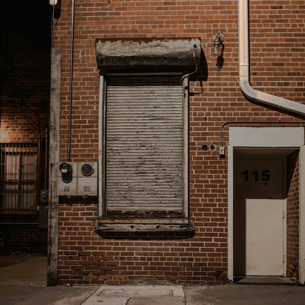 Edificio de ladrillo marrón con puerta de metal negro