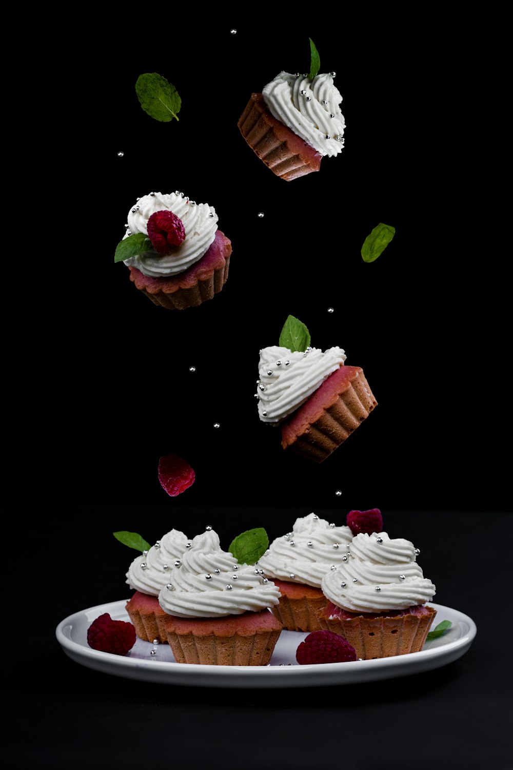 Tarta de fresa y chocolate en rodajas en plato de cerámica blanca