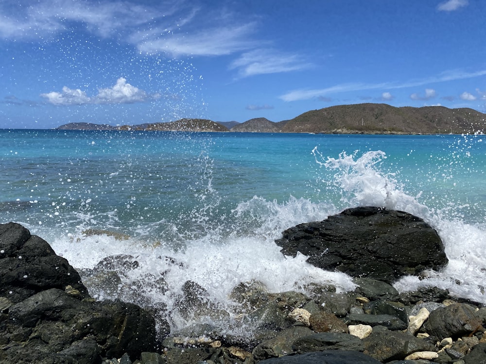 ocean waves crashing on rocks during daytime