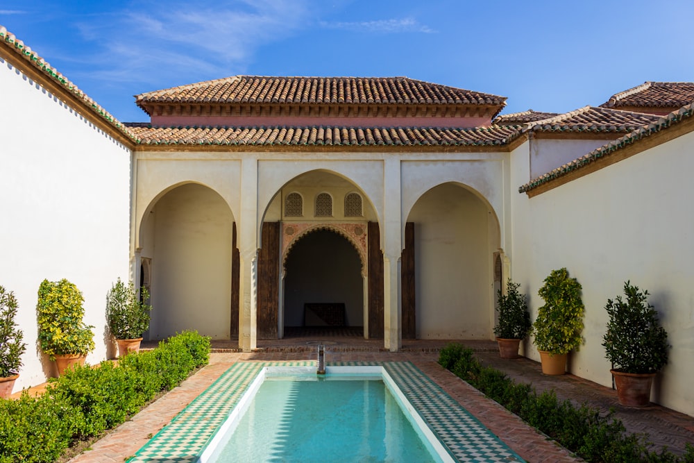 Bâtiment en béton blanc et brun