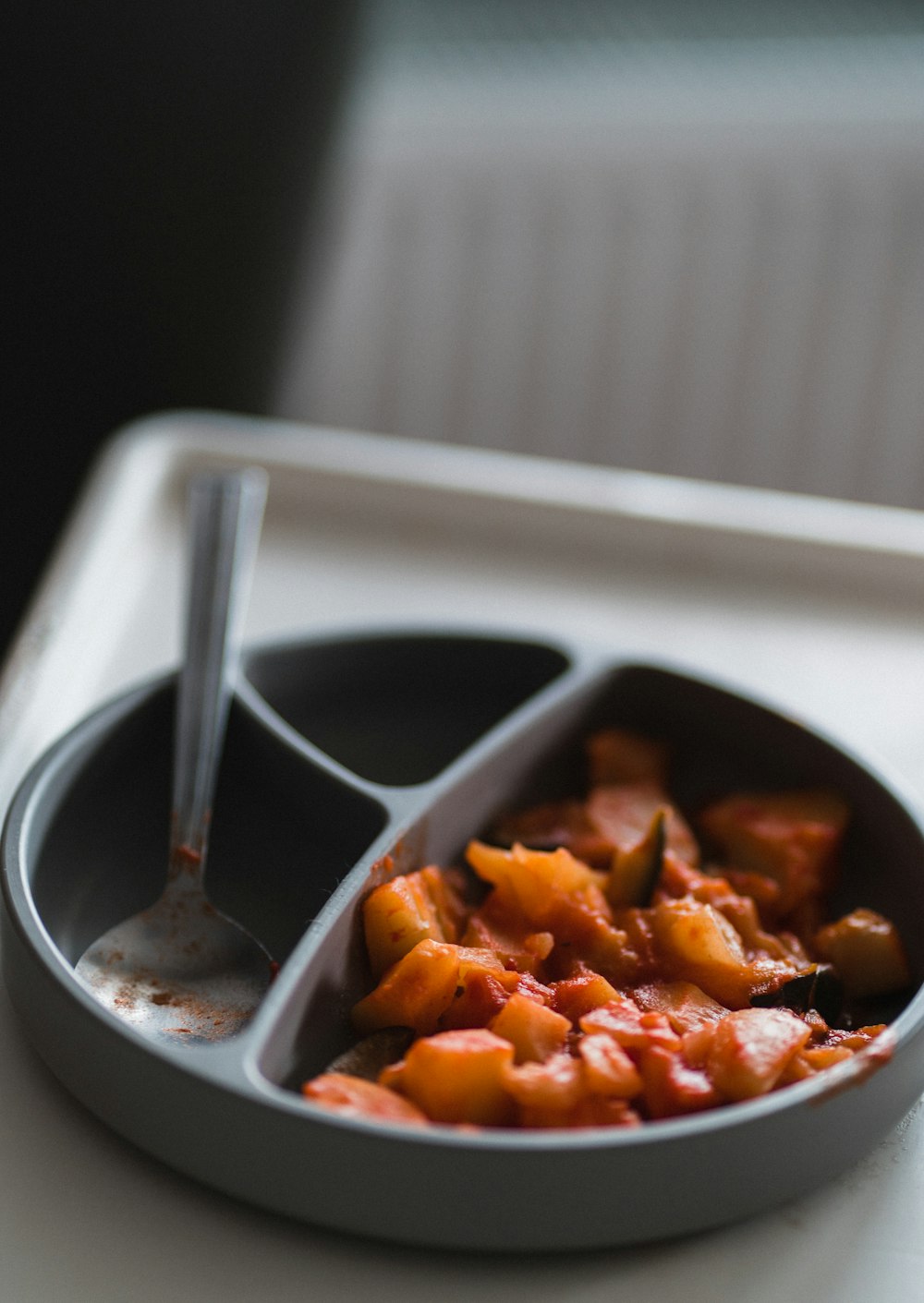 sliced carrots in black ceramic bowl