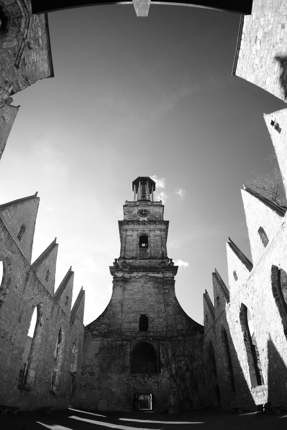 Una foto in bianco e nero di una vecchia chiesa