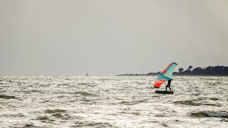 Deportista con equipo de seguridad en wingfoil