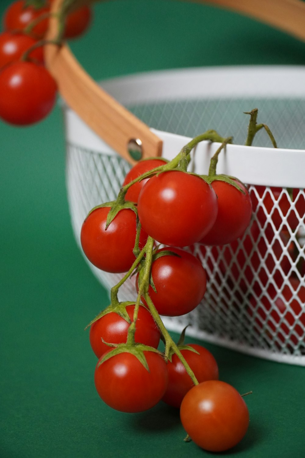 Cereza roja en cesta blanca