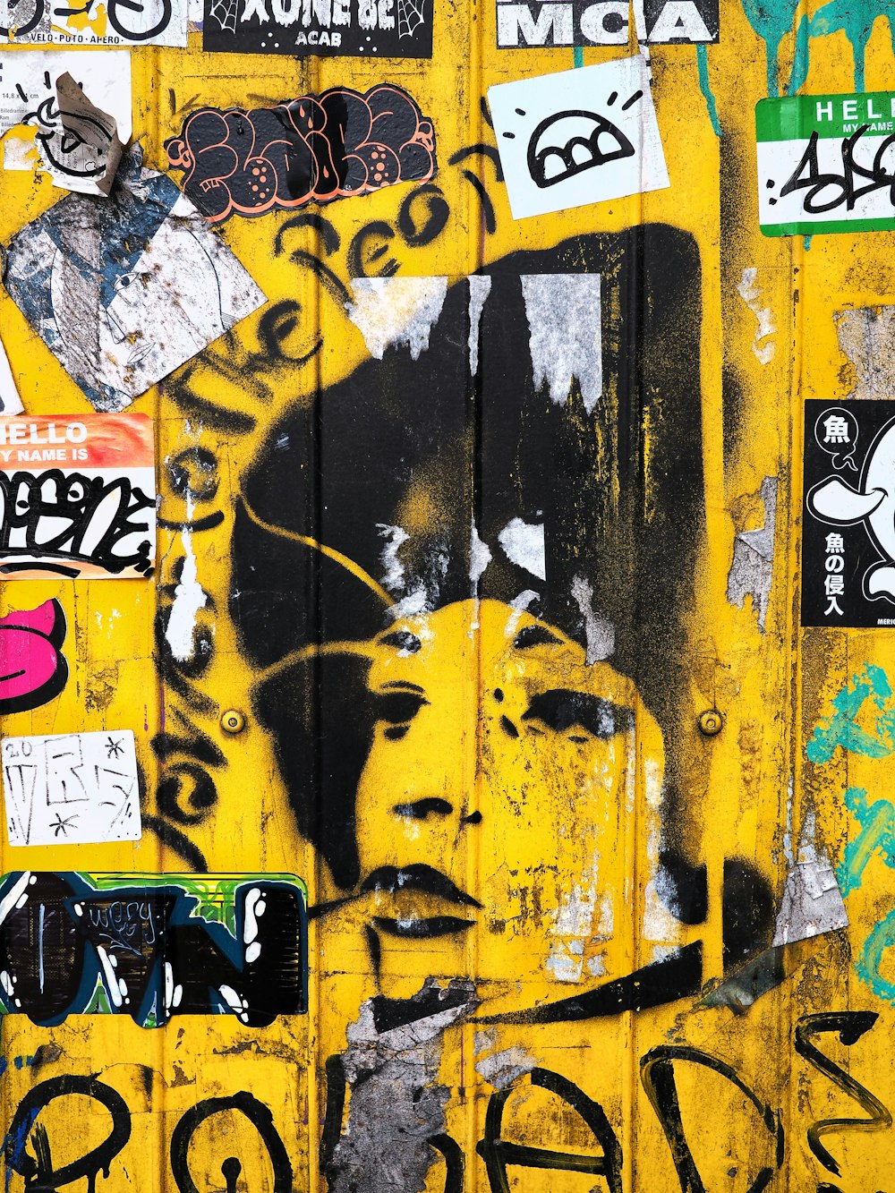 Gelbe und schwarze Graffiti-Kunst