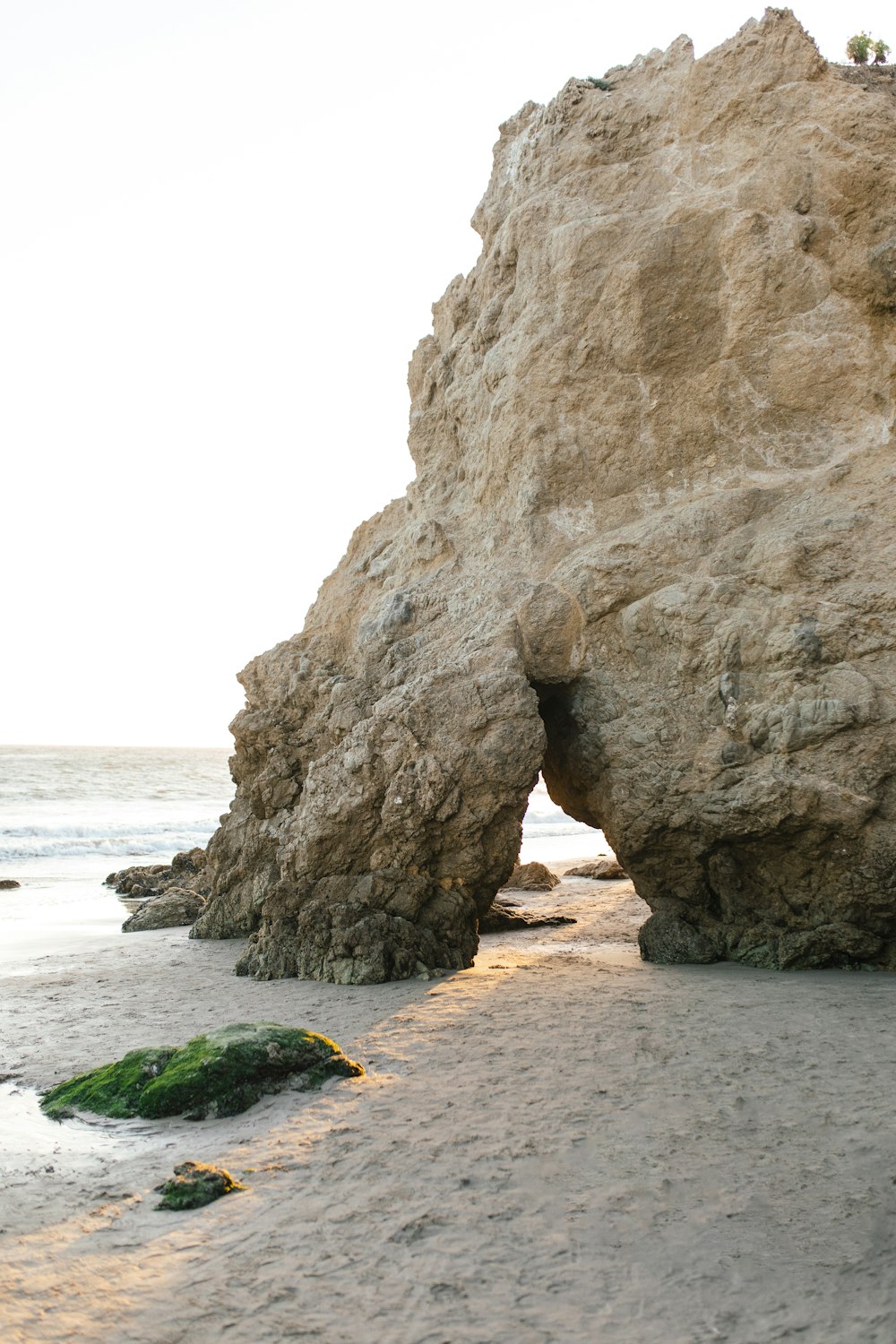 낮 동안 해변에 갈색 암석 형성