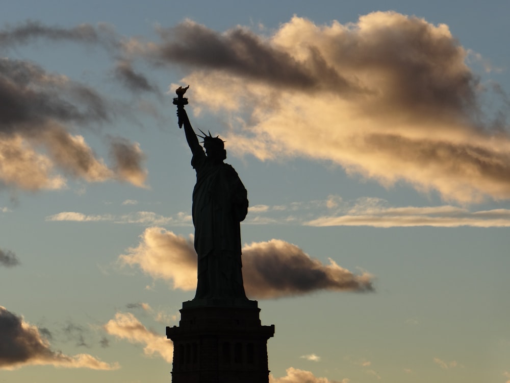 Statua della Libertà sotto il cielo nuvoloso durante il giorno