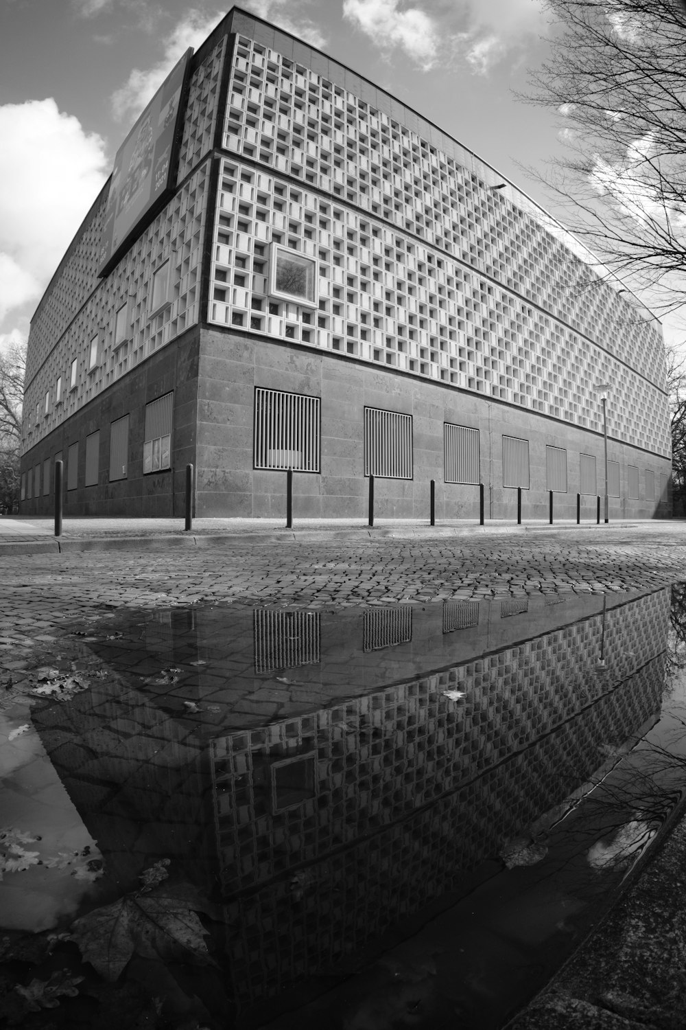 a black and white photo of a building