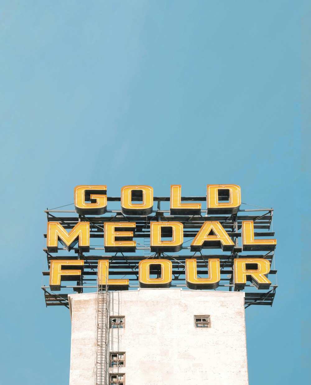 건물 꼭대기에 금메달 가루라고 적힌 표지판