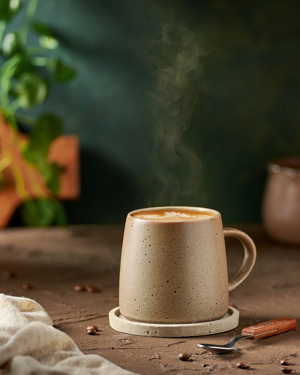 Taza de cerámica blanca sobre mesa de madera marrón