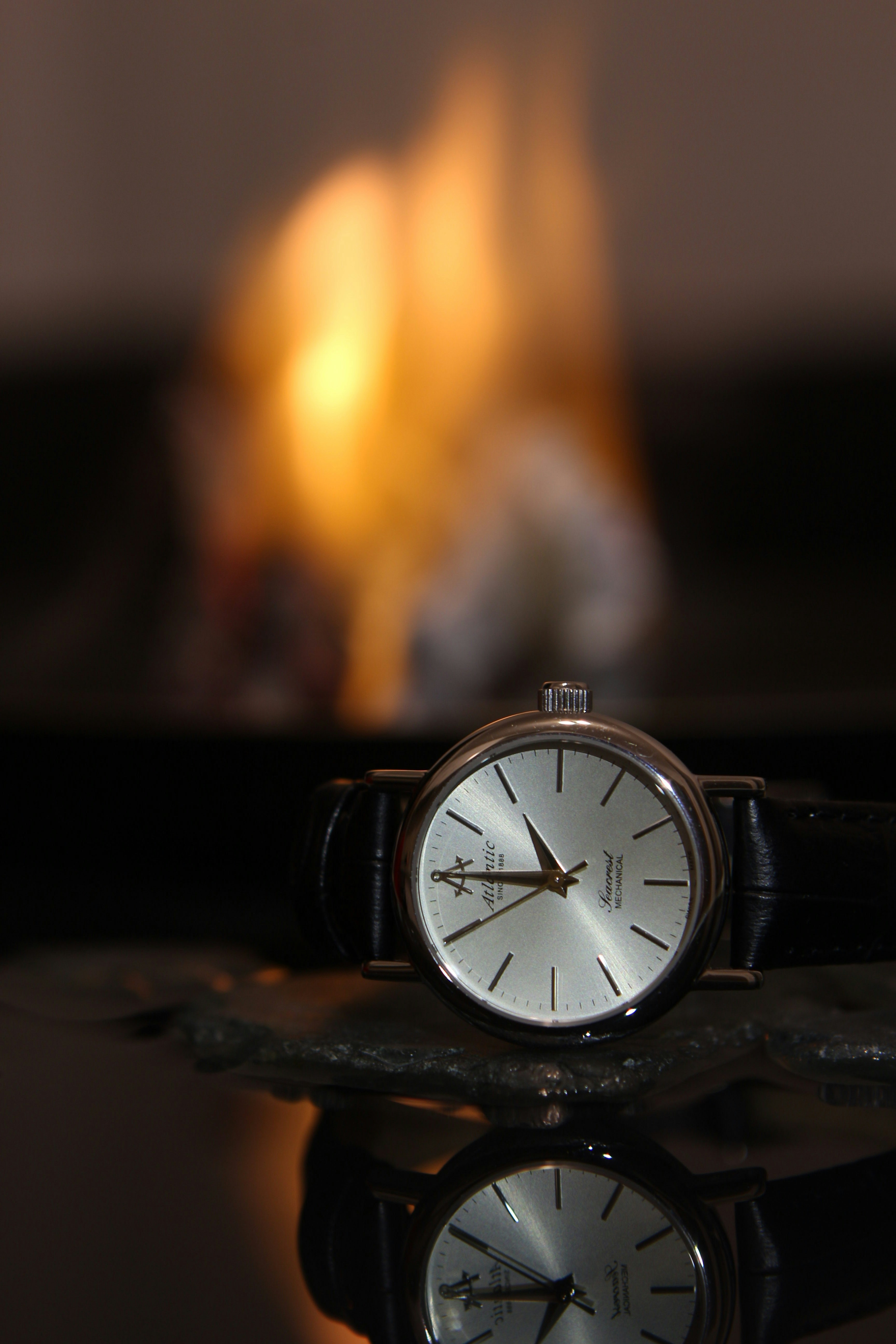 Montre analogique noir et blanc