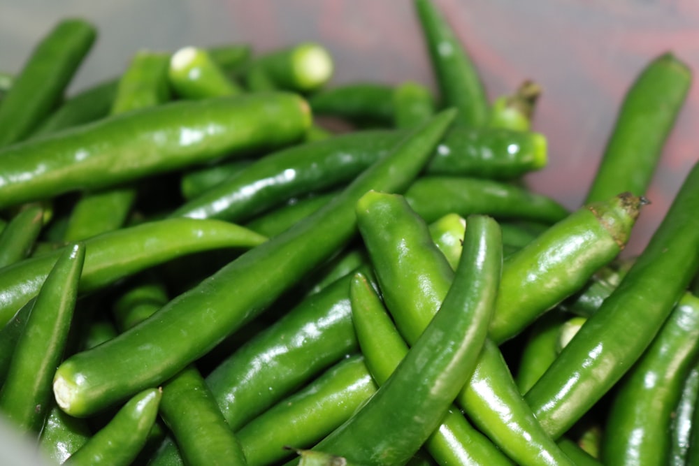 chiles verdes en plato de cerámica blanca