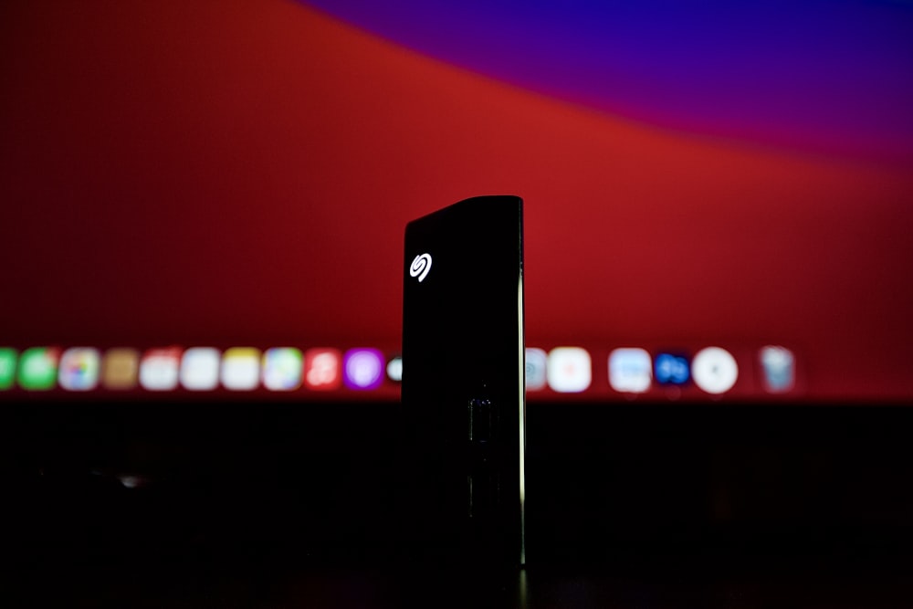 Dispositivo rectangular negro sobre superficie roja