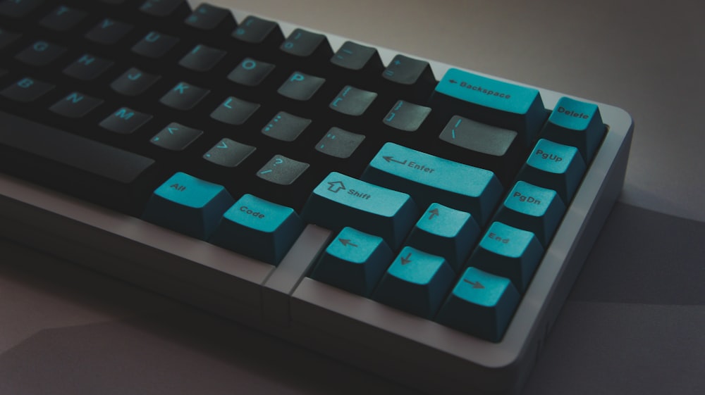 teclado de computador preto e azul