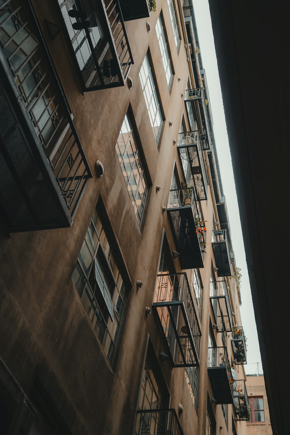 Edificio de hormigón marrón durante el día