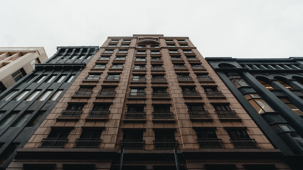 Edificio de hormigón marrón durante el día