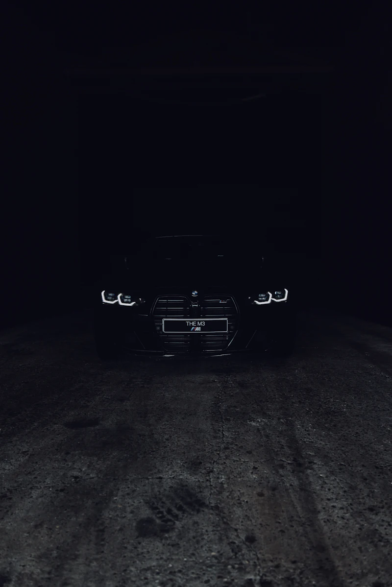 Voiture noire, phares allumés