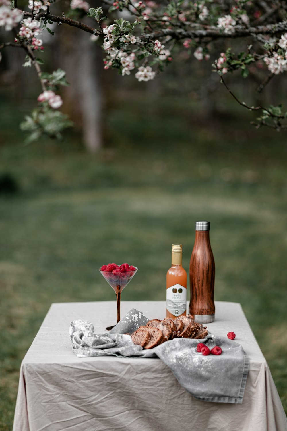テーブルの上のワイングラスの横のワインボトル
