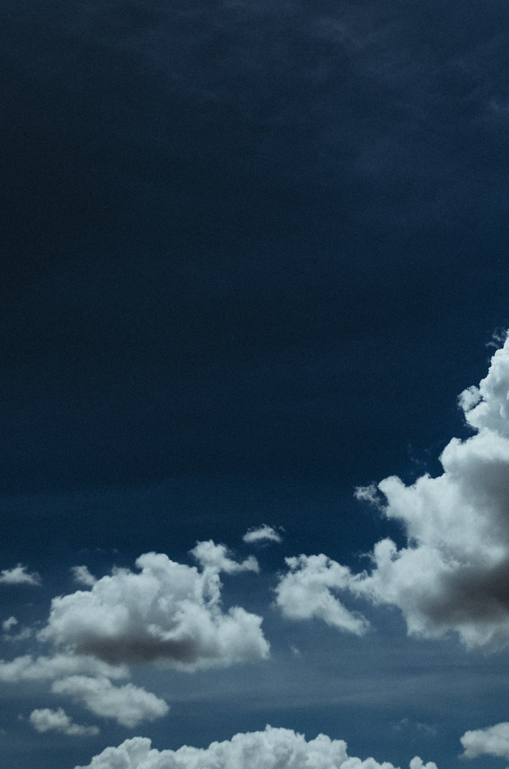 nuvole bianche e cielo blu durante il giorno