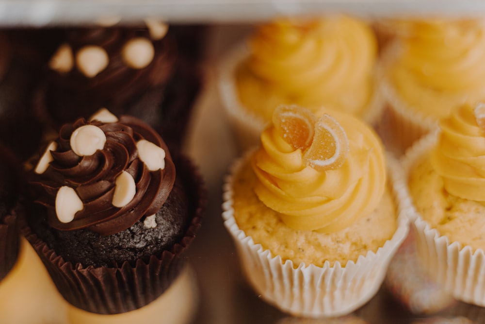 Cupcakes marrones en bandeja blanca