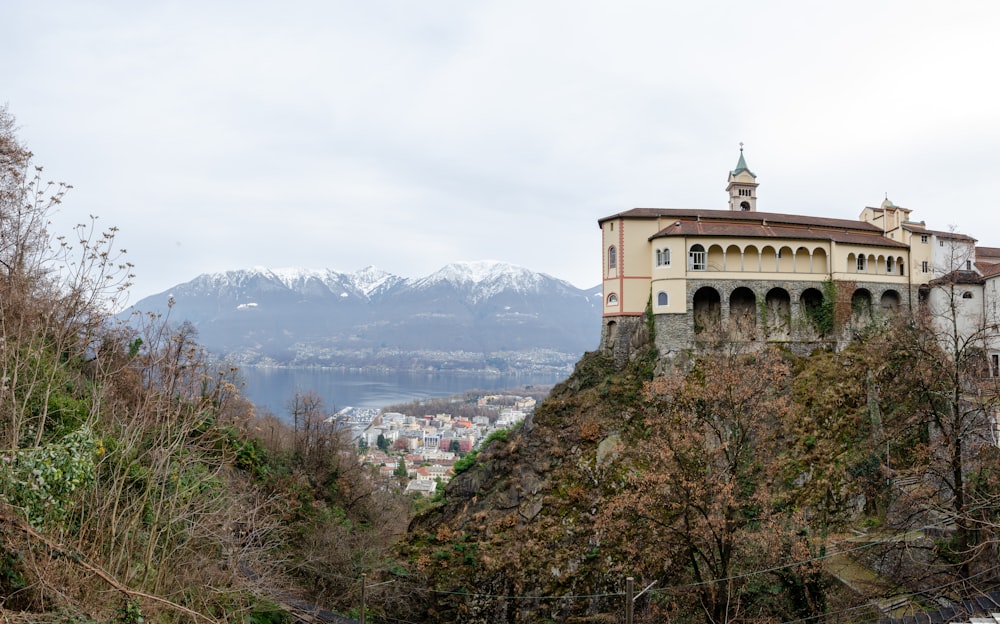 Braunes Betongebäude auf dem Gipfel des Berges tagsüber