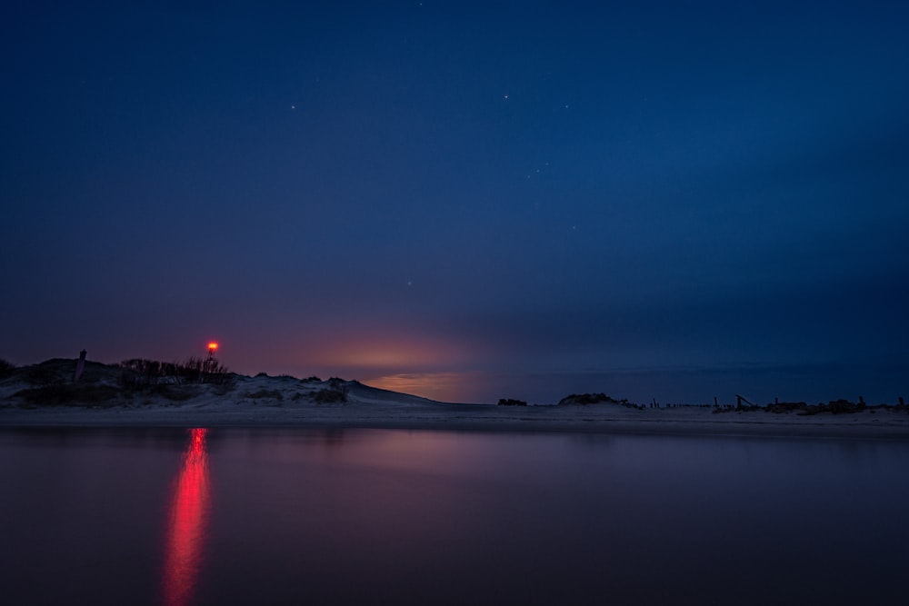 plan d’eau pendant la nuit