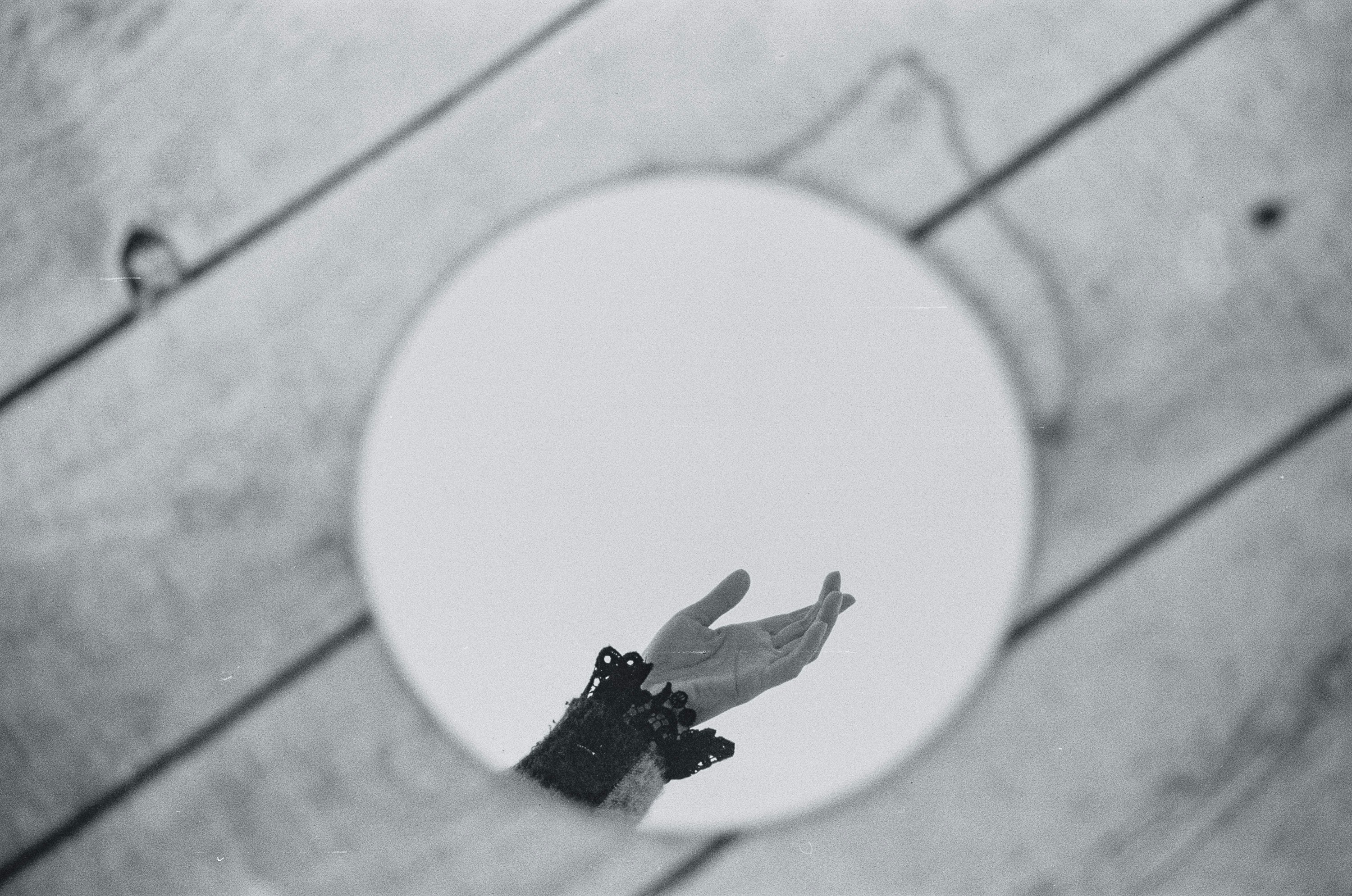 homem em jaqueta preta e calças andando de skate