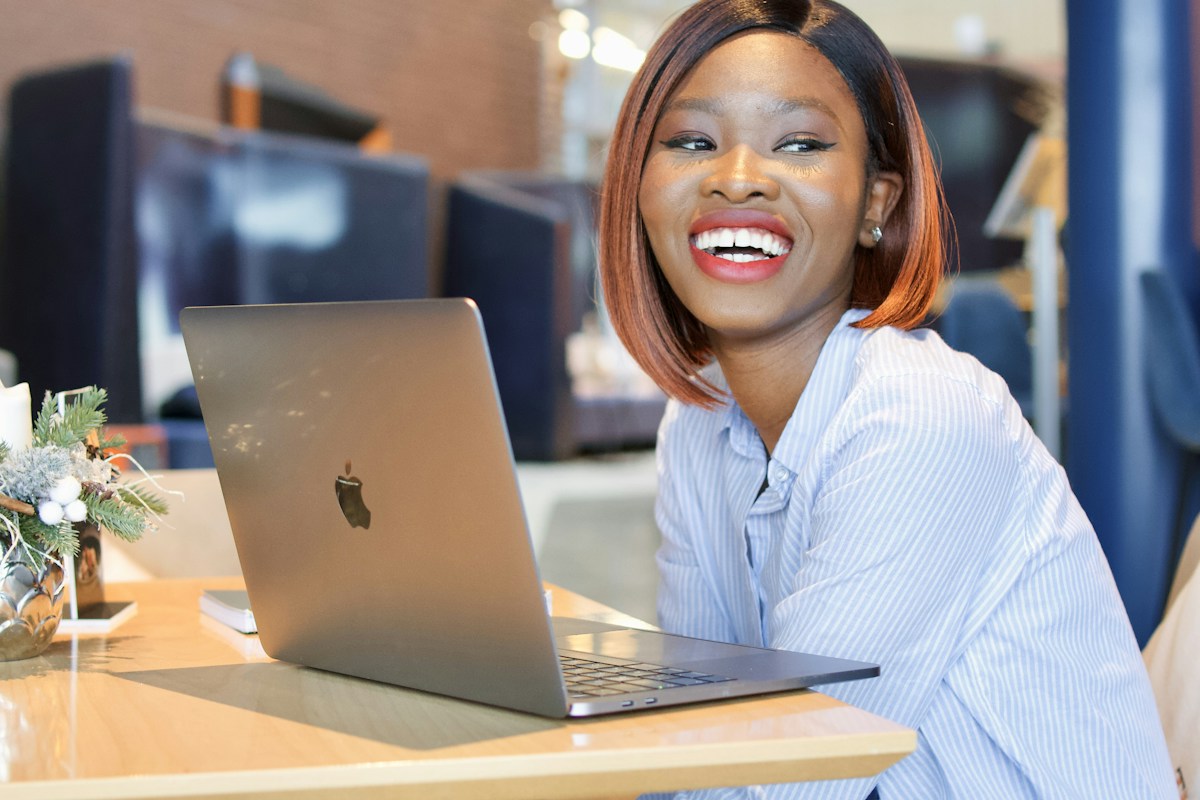 Entrepreneure éditant une facture sur son ordinateur