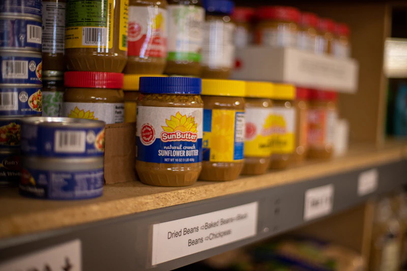 Estantería doméstica con alimentos almacenados para el preparacionismo en casa