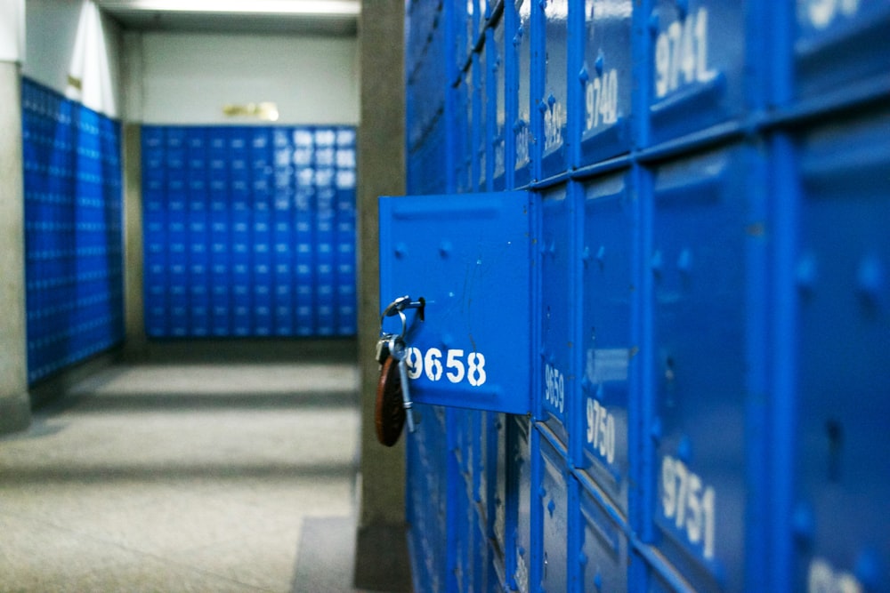 blauer Stahlcontainer tagsüber auf dem Bürgersteig