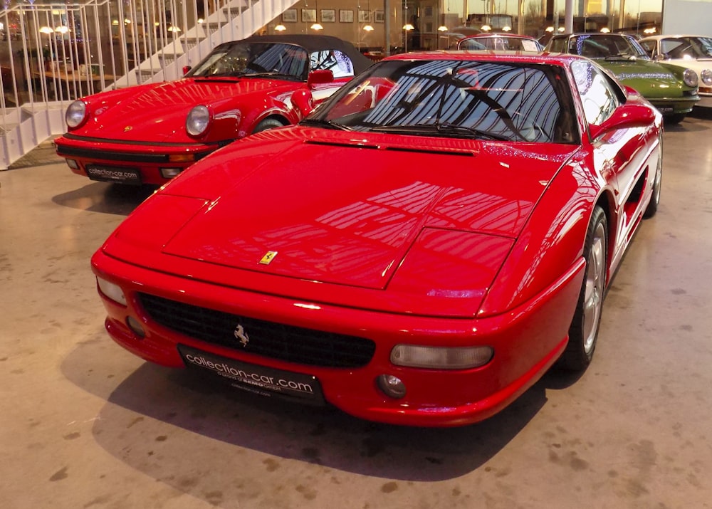 Ferrari 458 Italia rouge garée sur le parking