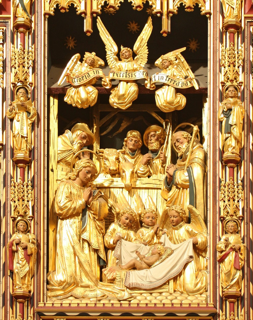 gold and white jesus christ figurine