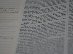 Close-up of a medical science PDF slide with smart Arabic margin notes.